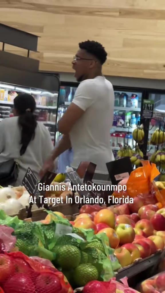 好男人?。∽帜父缭趭W蘭多度假 陪妻子一起逛超市
