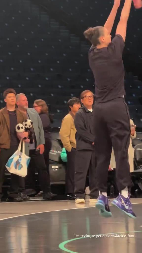 71歲成龍現(xiàn)身巴克萊中心看女籃比賽：她們投籃怎么那么準(zhǔn)?。?！