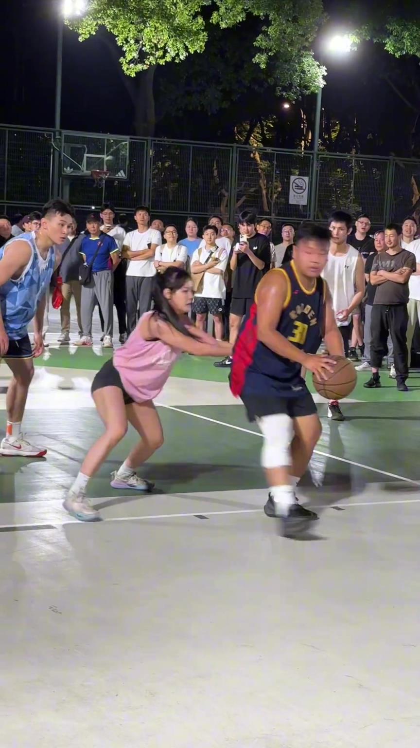 這哥們看見防自己的是女生，一個(gè)勁背打，球也不傳了